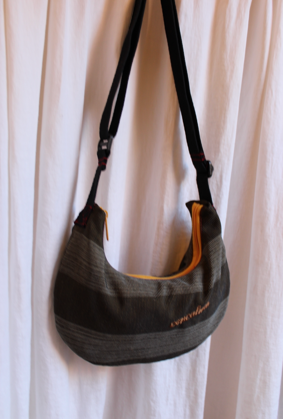 Media Luna SM | Elegant Charcoal